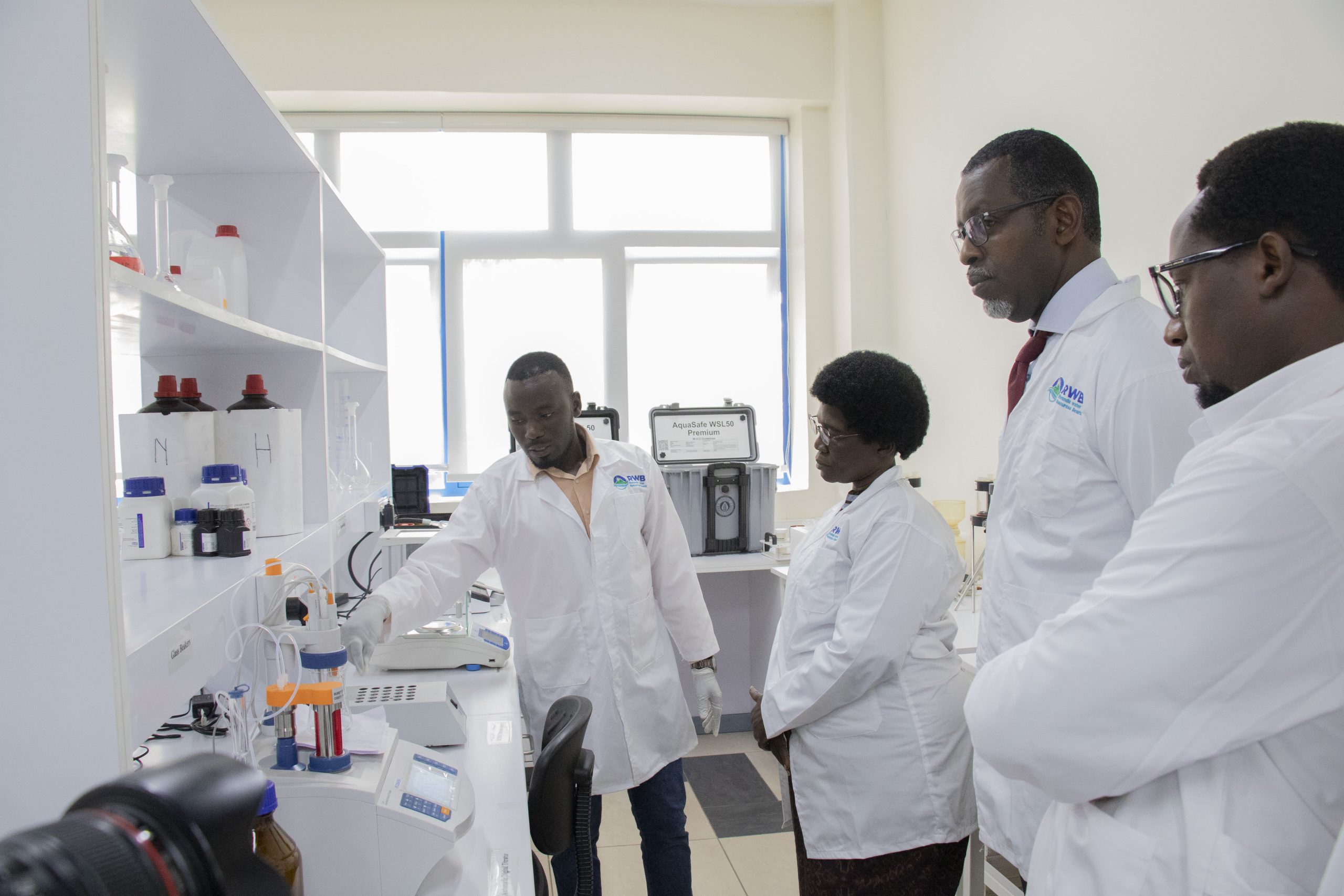 U Rwanda rwahawe ibikoresho bya Laboratwari bizafasha kumenya ubuziranenge bw’amazi