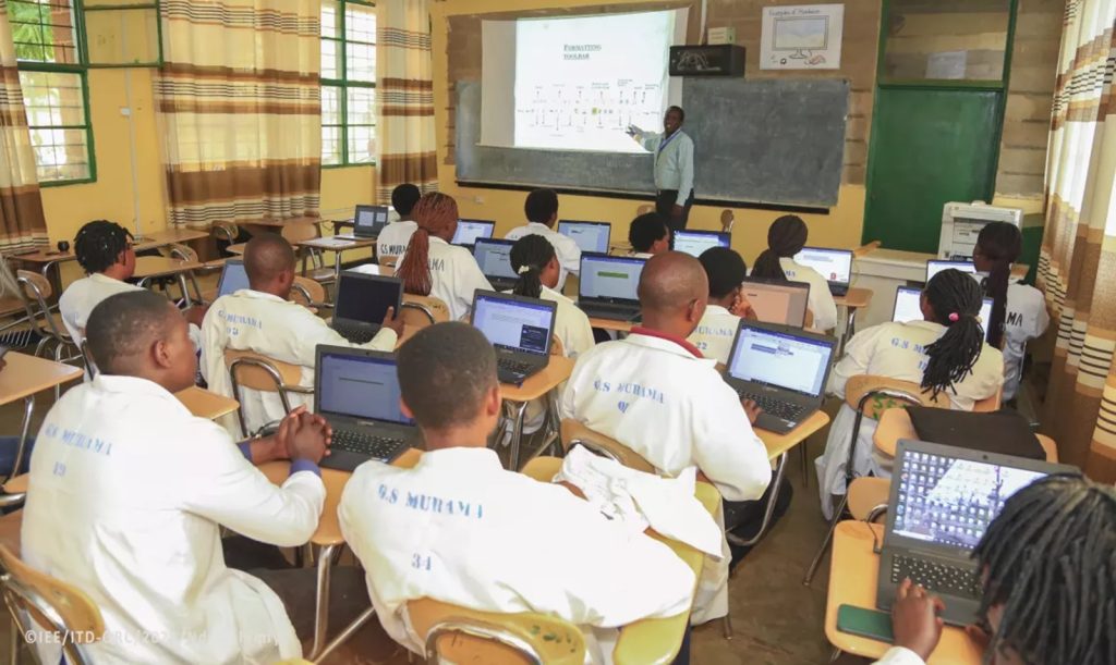 Abarimu bo mu Rwanda batangiye guhugurwa ku gukoresha AI