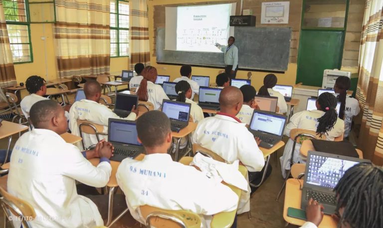 Abarimu bo mu Rwanda batangiye guhugurwa ku gukoresha AI