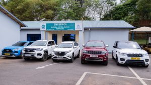 U Rwanda rwashyikirije Afurika y’Epfo imodoka eshanu zibwe