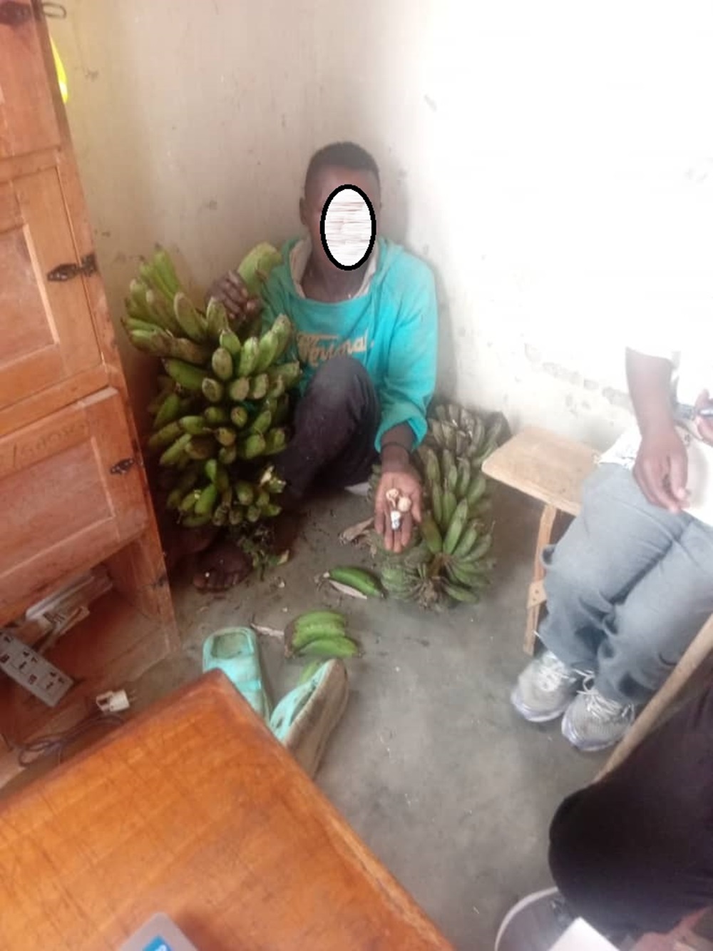 Rubavu: Yafatanywe ibitoki yibye bamusatse bamusangana udupfunyika 3 tw’urumogi