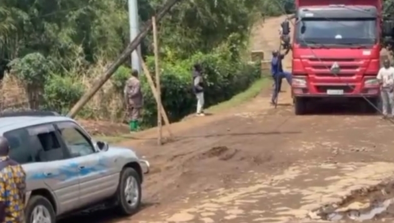 Musanze: Bahangayikishijwe n’insinga zandaraye muri santere y’ubucuruzi