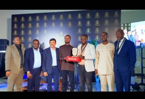 Mwalimu Malonga na Dr Françis mu bahawe ibihembo mu gitaramo Inzu y’ibitabo Summit