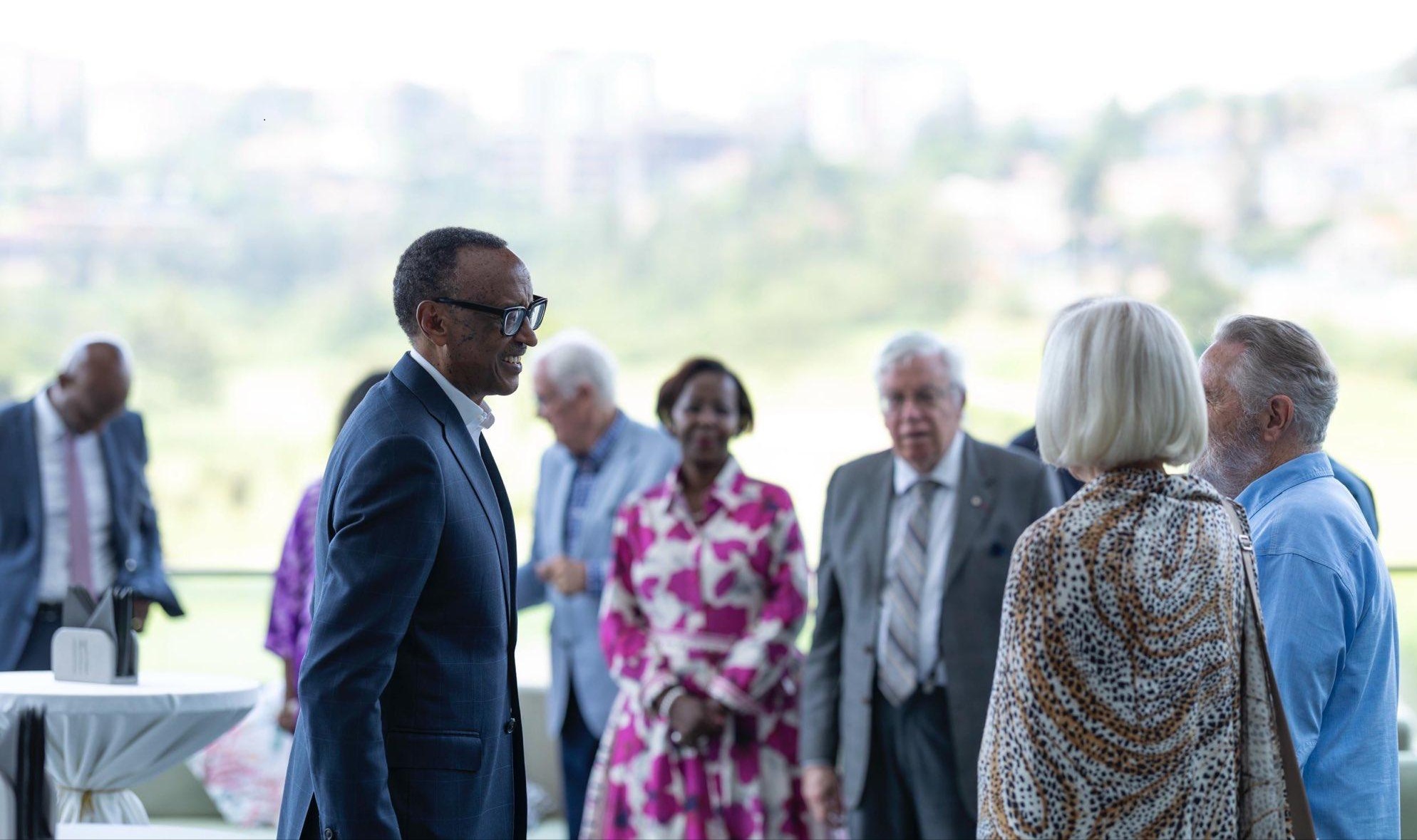 Perezida Kagame yagiranye ibiganiro n’abajyanama be