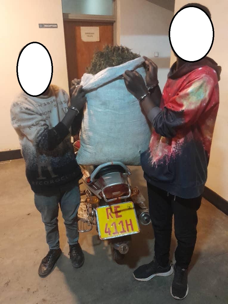 Kigali: Polisi yafashe abagabo babiri bakekwaho gutwara urumogi kuri moto
