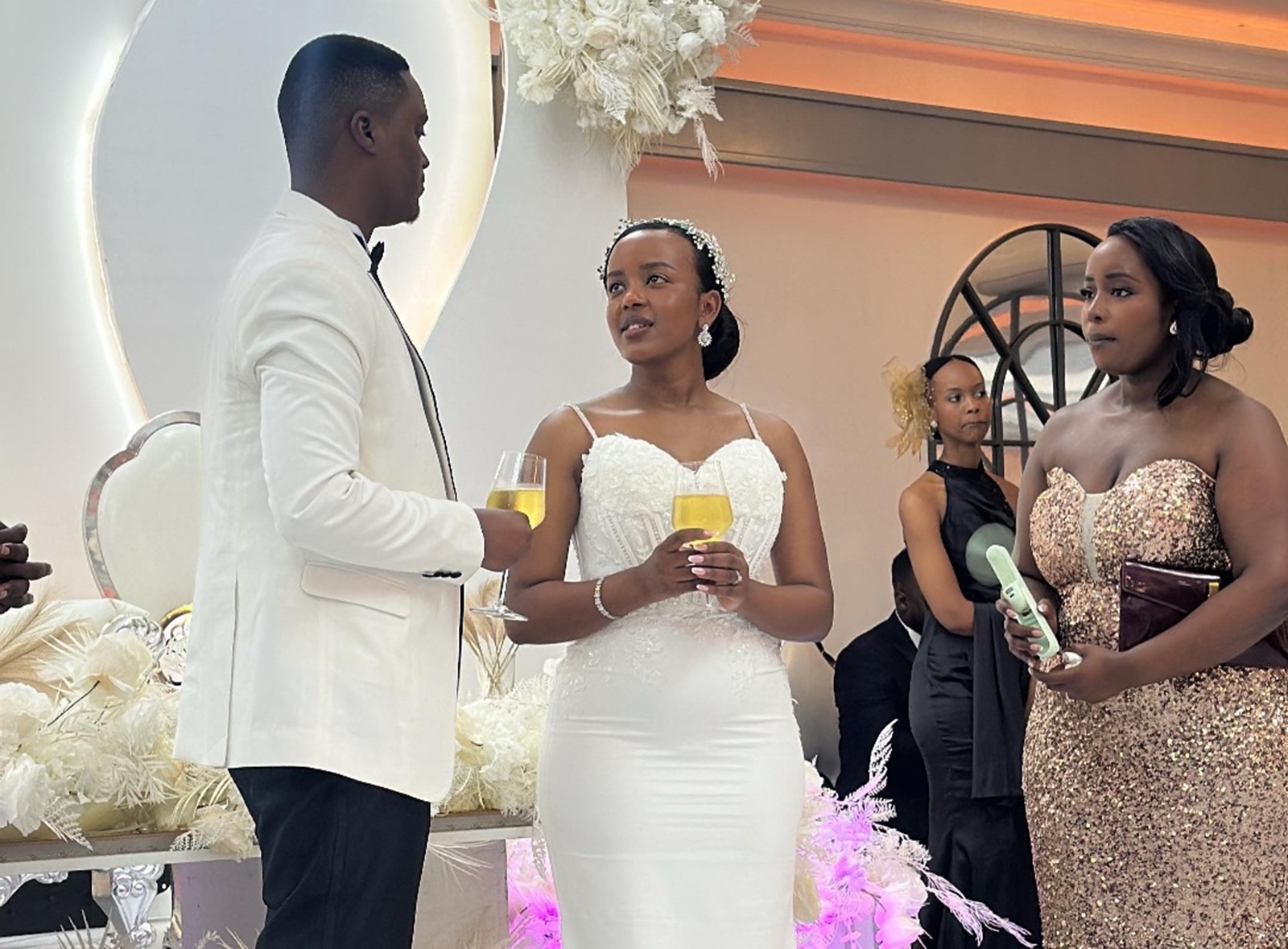 Umuramyi Josh Ishimwe yatomoye umugore we ku isabukuru y’amavuko