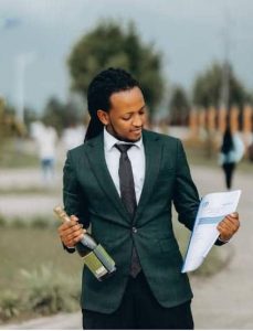 Umunyarwenya Muhinde yamuritse igitabo gisoza amasomo ya kaminuza