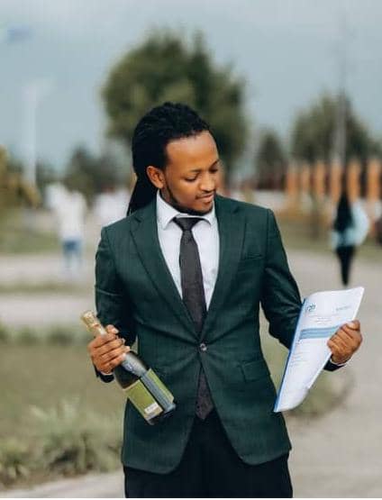 Umunyarwenya Muhinde yamuritse igitabo gisoza amasomo ya kaminuza