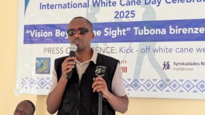 “Guhutaza inkoni yera y’abafite ubumuga bwo kutabona ni ukubakora mu jisho”