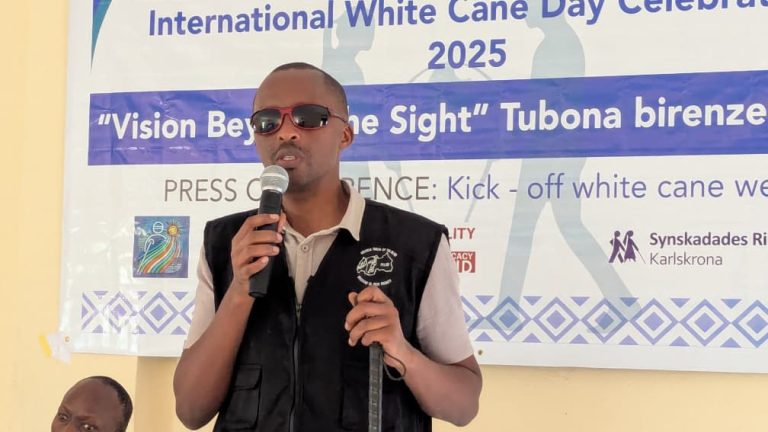 “Guhutaza inkoni yera y’abafite ubumuga bwo kutabona ni ukubakora mu jisho”