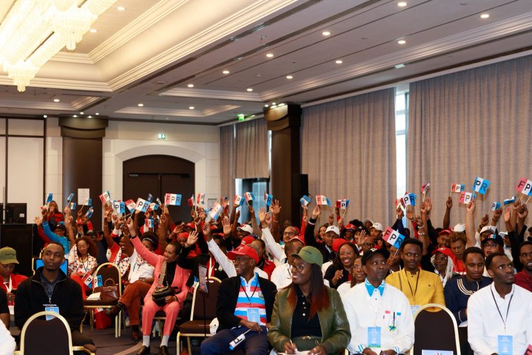 U Burayi: Abanyamuryango ba FPR- Inkotanyi baganiriye ku bumwe bw’Abanyarwanda