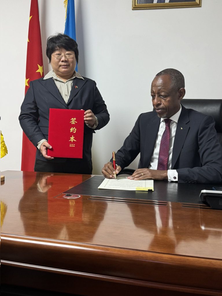U Rwanda n’u Bushinwa byasinyanye amasezerano y’ubucuruzi bwa avoka