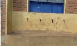 Rutsiro: Abaturage bagorwa n’ingendo ndende bajya gushaka amazi mu mibande