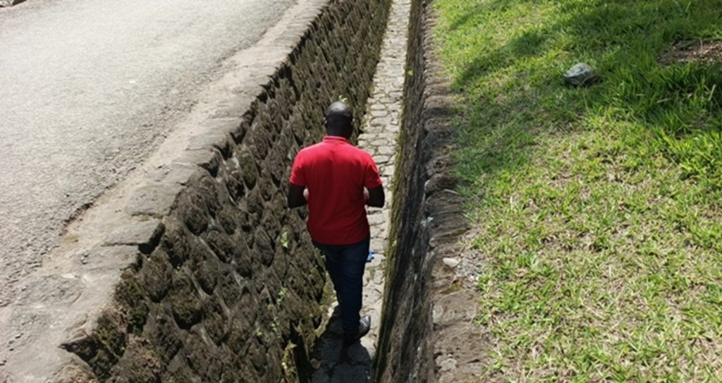 Imiyoboro y’amazi idatwikiye mu Mujyi wa Musanze iteza impanuka