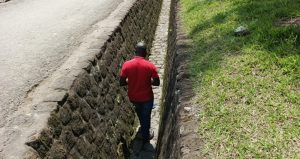 Imiyoboro y’amazi idatwikiye mu Mujyi wa Musanze iteza impanuka