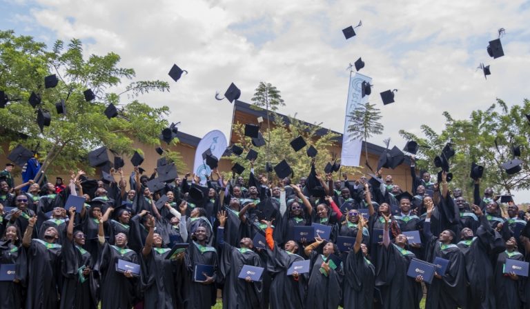 Abasaga 16 000 bemerewe buruse muri Kaminuza z’u Rwanda