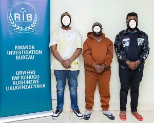 RIB yerekanye abagabo batatu bakekwaho kwiba za sitasiyo za lisansi zitandukanye
