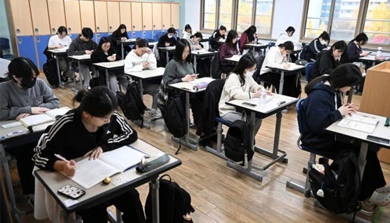 Koreya y’Epfo: Indege zahagaritswe iminota 35 ngo zidasakuriza abanyeshuri bari mu kizami