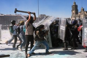 Mexique:&nbsp; Abapolisi 100 bakomerekeye mu myigaragambyo y’urubyiruko