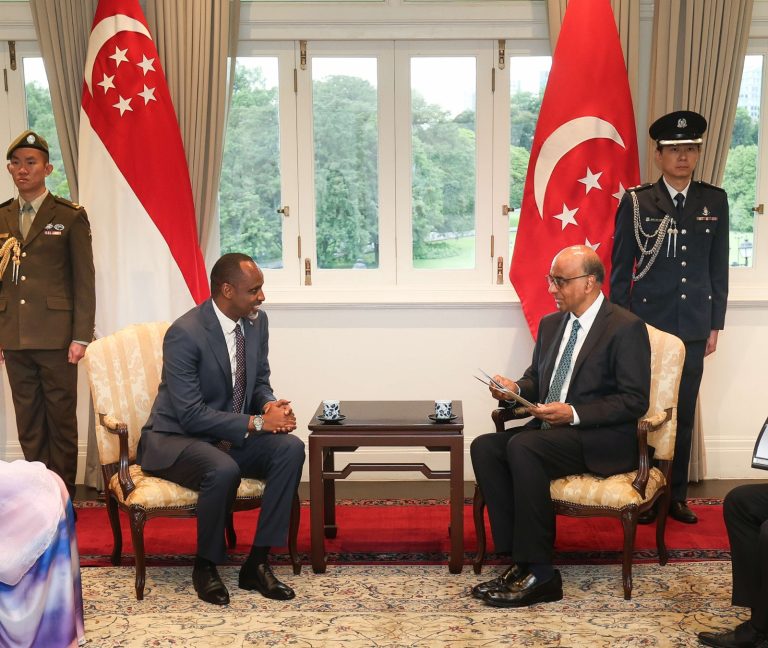 Amb Muhizi yashyikirije Perezida wa Singapore impapuro zo guhagararira u Rwanda