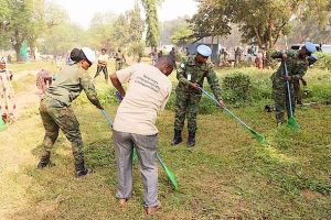Ingabo z’u Rwanda ziri muri Santarafurika zifatanyije n’abaturage mu muganda