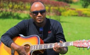 Theo Bosebabireba yatumiwe mu Inzu y’Ibitabo Sumit  kubera  kuririmba ibigeragezo