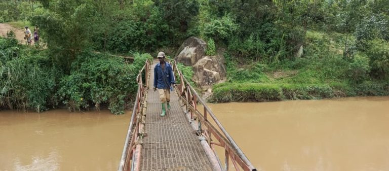 Musanze: Bahangayikishijwe n’ikiraro gihuza Imirenge ya Rwaza na Muhoza cyangiritse
