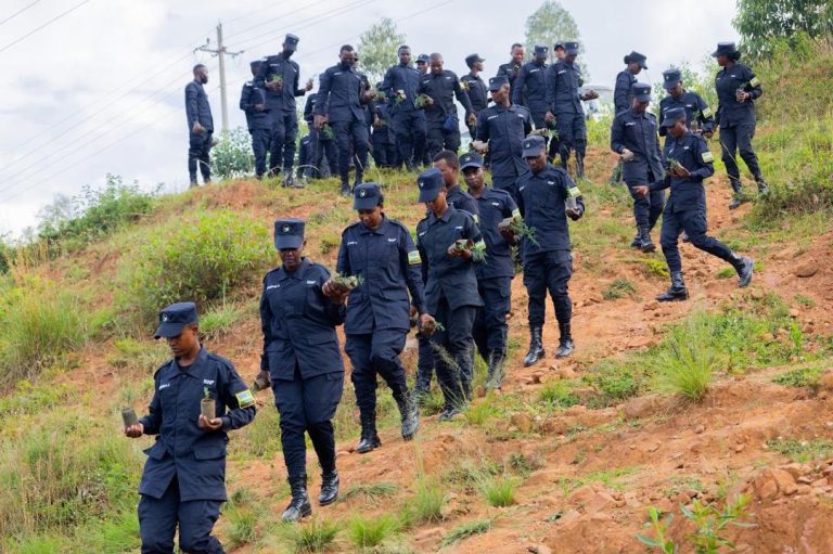 Abapolisi bifatanyije n’abaturage mu muganda rusange usoza ukwezi