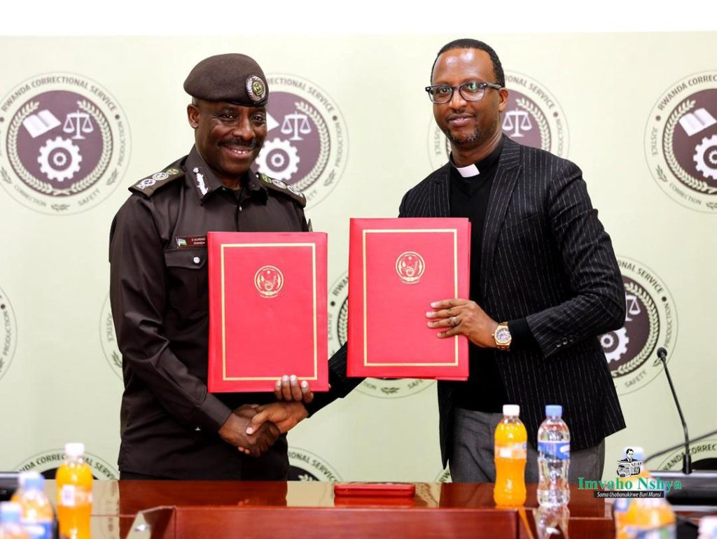 RCS n’Itorero Angilikani mu Rwanda bashyize umukono ku masezerano y’ubufatanye