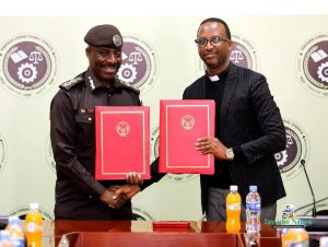 RCS n’Itorero Angilikani mu Rwanda bashyize umukono ku masezerano y’ubufatanye