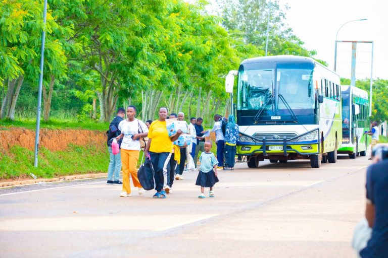 Impunzi z’Abarundi zirenga 100 zasubiye mu gihugu cyabo