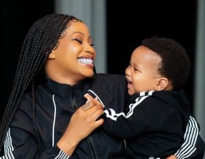Sheebah yibasiwe n’abatari bake nyuma yo kumenya uwo babyaranye