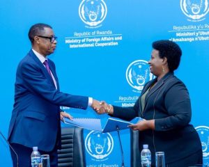 Gen (Rtd) Kabarebe yahererekanyije ububasha na Dr. Usta Kayitesi
