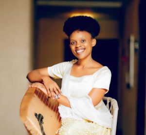 Amarangamutima ya Esther Niyifasha wacurangiye inanga mu Cyambu4