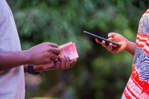 Abantu 44% mu Rwanda bibwe amafaranga ku ikoranabuhanga