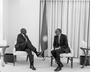Perezida Kagame yagiranye ibiganiro n’Abakuru b’Ibihugu nyuma y’isinywa ry’amasezerano na RDC