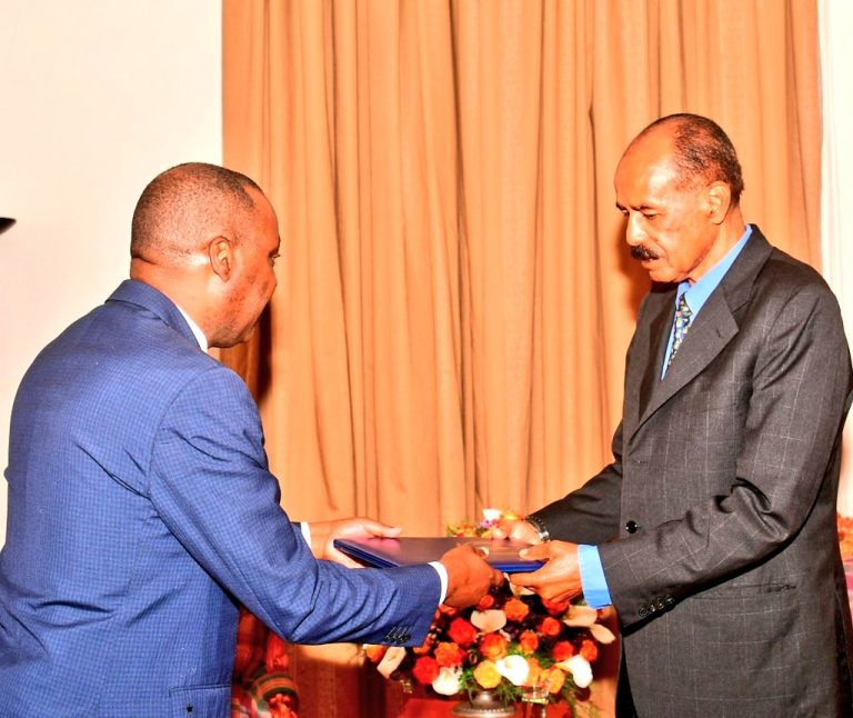 Amb. Rwamucyo yashyikirije Perezida wa Eritrea impapuro zimwemerera guhagararira u Rwanda