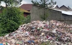 Nyabihu- Kora: Ikimpoteri kiri hagati y’inyubako giteza umunuko