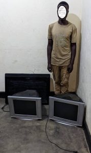 Karongi: Yafatanwe televiziyo bamusatse bamusangana izindi ebyiri