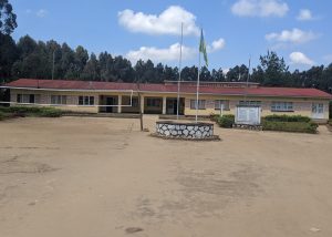 Karongi: Biraye mu rugo rw’uwo bakekaho amarozi baramwica bakomeretsa n’abe