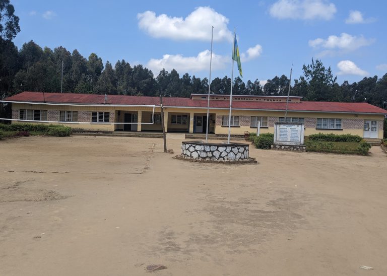 Karongi: Biraye mu rugo rw’uwo bakekaho amarozi baramwica bakomeretsa n’abe