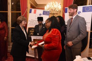 Paris: Umunyarwandakazi yahawe impamyabushobozi y’icyubahiro