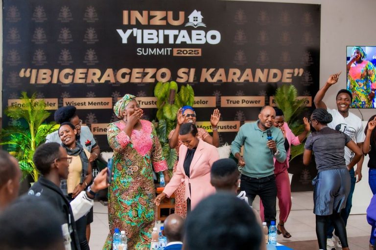 Theo Bosebabireba yatanze ibyishimo mu ‘Inzu y’ibitabo Summit’