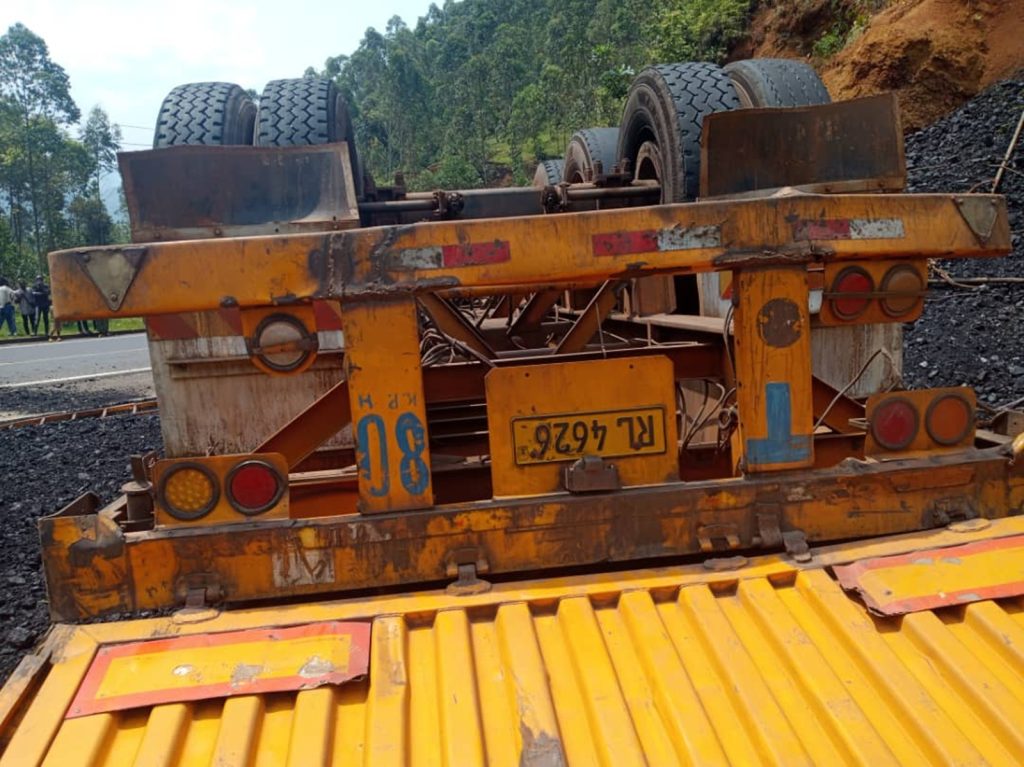 Nyamasheke: Ikamyo yavanaga amakara muri Tanzania yaguye ihitana umushoferi