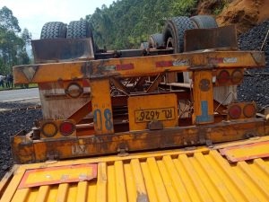Nyamasheke: Ikamyo yavanaga amakara muri Tanzania yaguye ihitana umushoferi