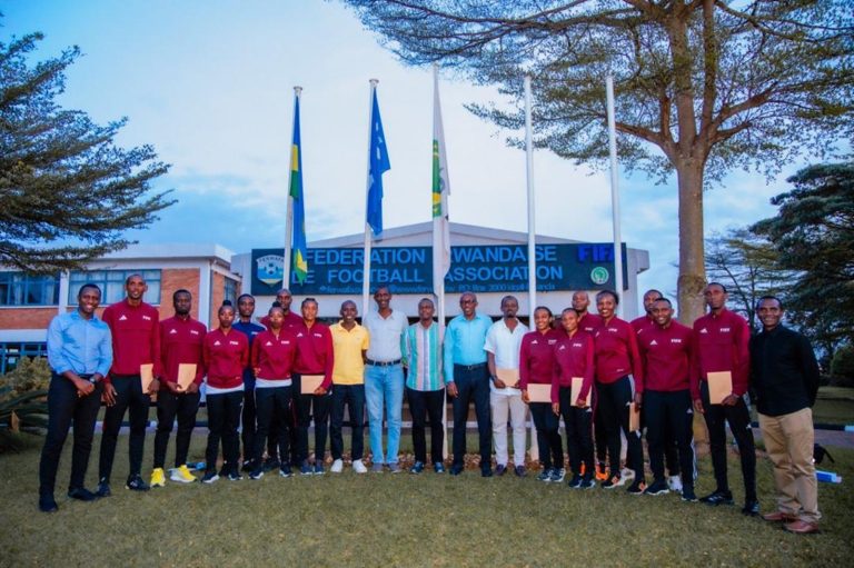 Abasifuzi 18 b’Abanyarwanda bemewe na FIFA bahawe ibirango