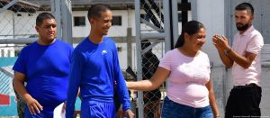 Venezuela yarekuye imfungwa za politiki zirenga 100