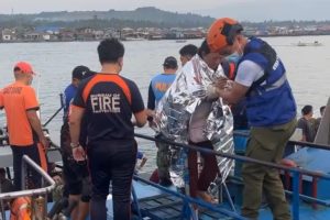 Philippine: Ubwato bwari butwaye abantu 350 bwarohamye