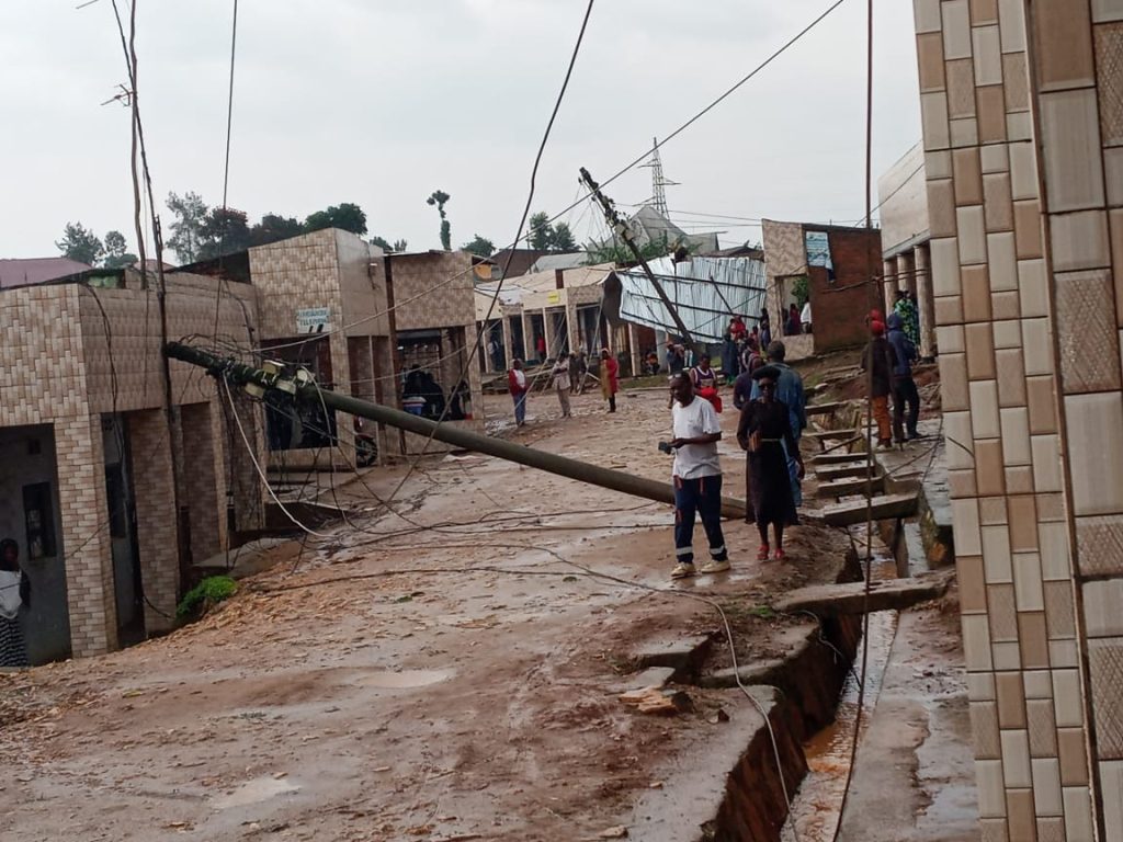 Karongi: Inkubi y’umuyaga yasambuye inyubako 5 z’ubucuruzi inagusha amapoto 2