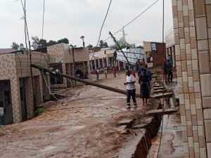 Karongi: Inkubi y’umuyaga yasambuye inyubako 5 z’ubucuruzi inagusha amapoto 2